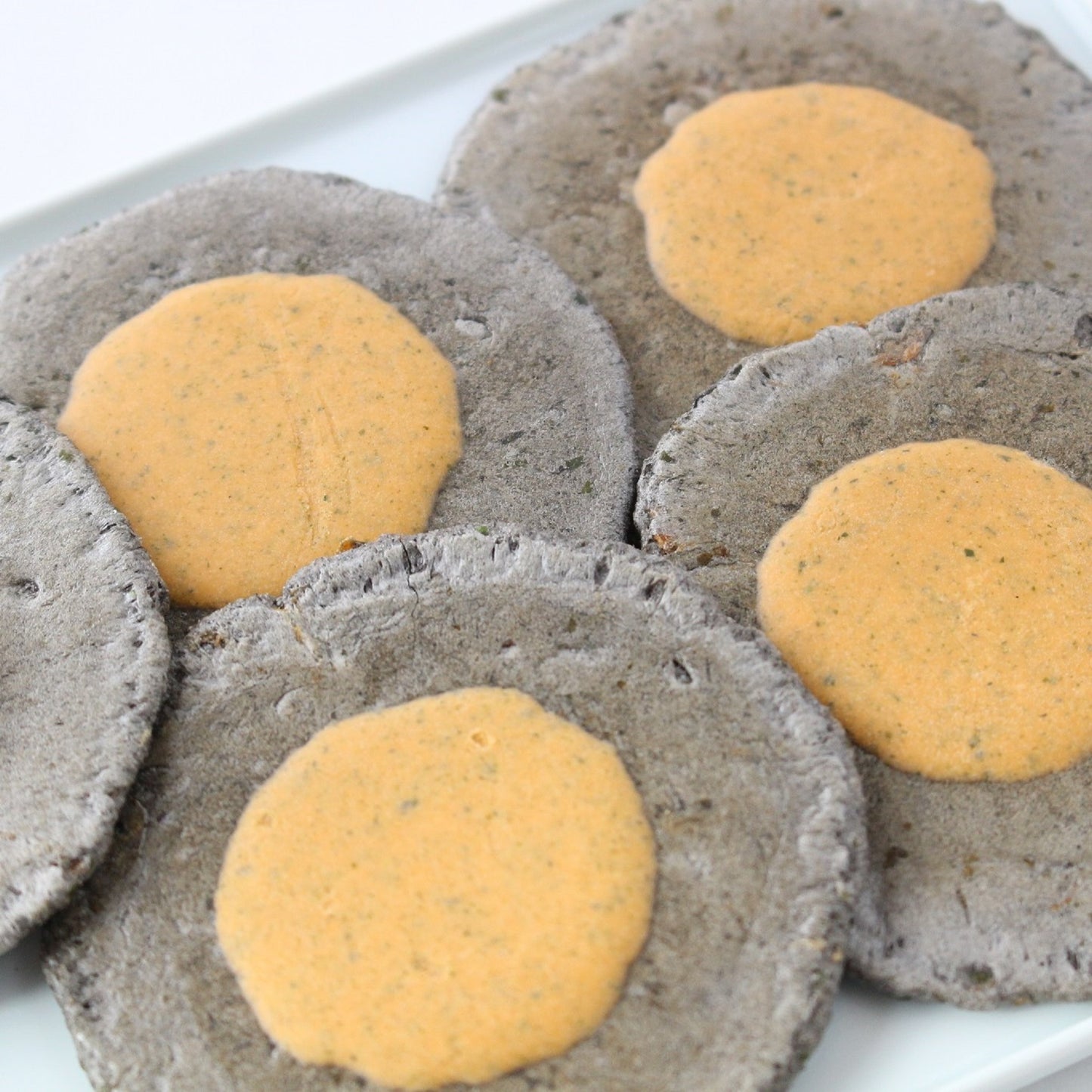 チーズ海老せんべい「イカスミ&うにチーズ」